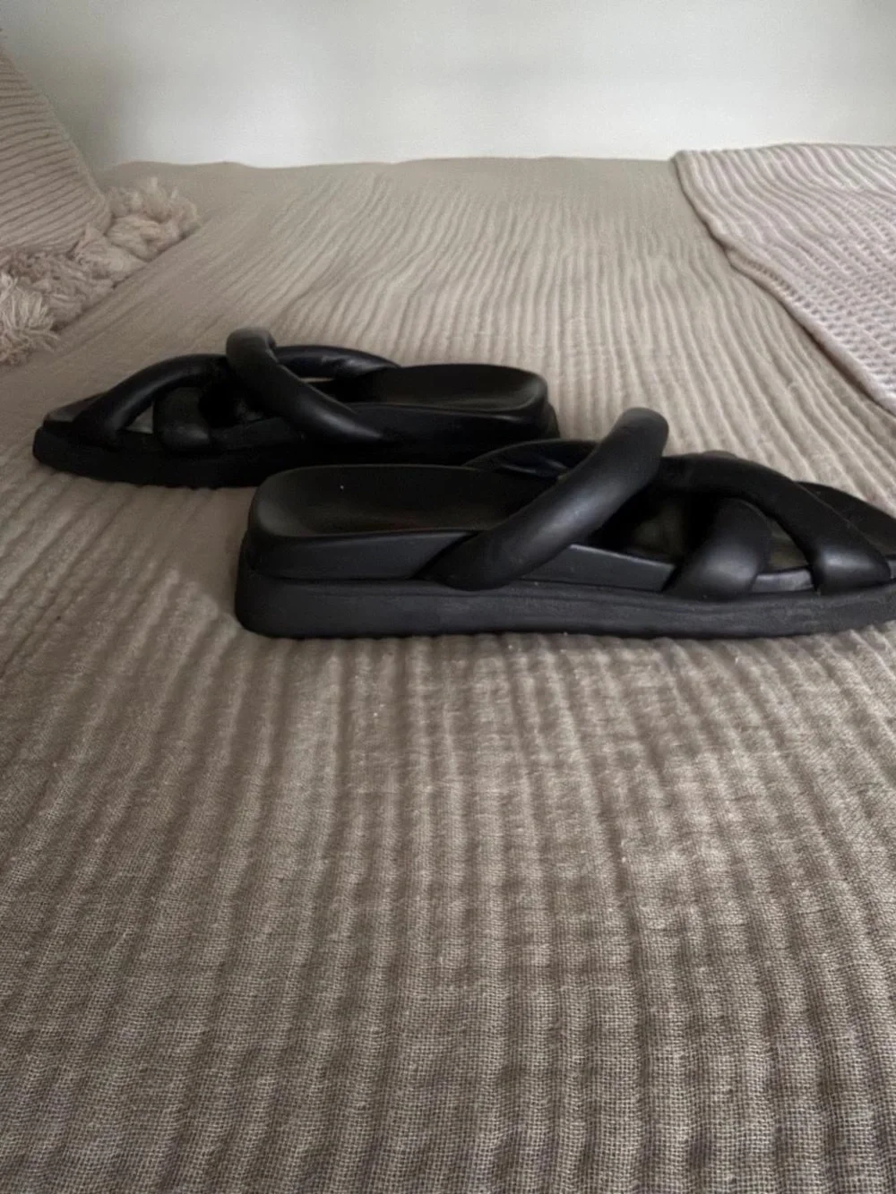 ALOHAS Black Padded Crisscross Slide Sandals